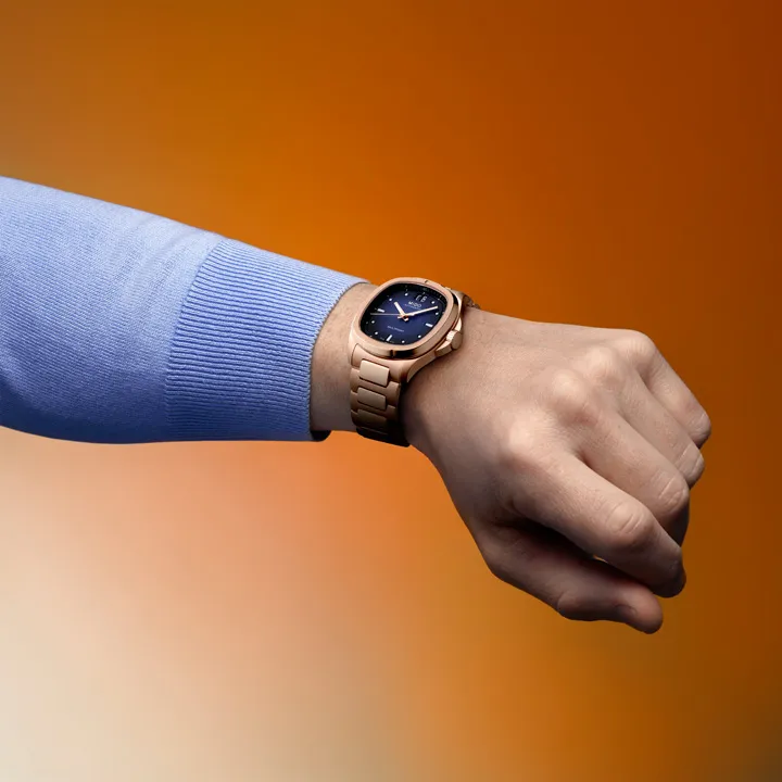 นาฬิกา Mido Multifort TV Big Date 2026 ตัวเรือน Rose Gold หน้าปัดสีน้ำเงิน สวมใส่โดย อีจงซอก