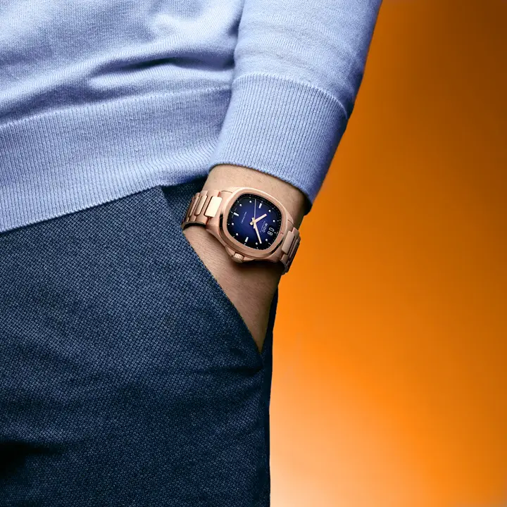 นาฬิกา Mido Multifort TV Big Date 2026 ตัวเรือน Rose Gold หน้าปัดสีน้ำเงิน สวมใส่โดย อีจงซอก