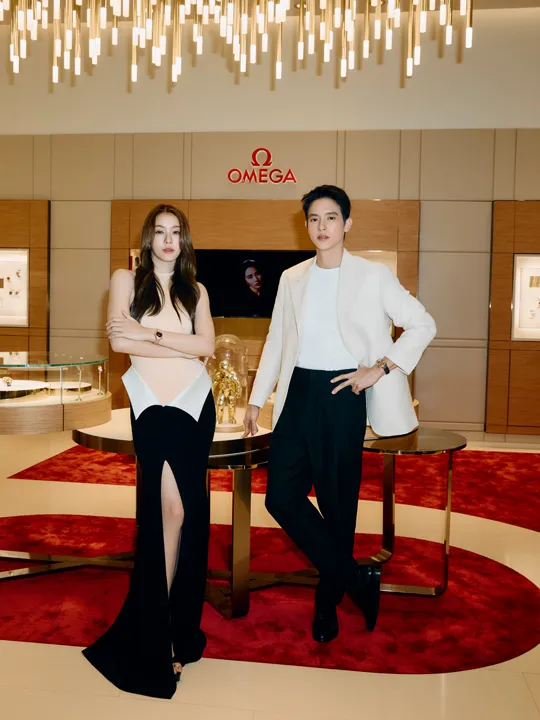 เจมส์ จิรายุ Friend of OMEGA สวมนาฬิกา OMEGA Constellation Observatory and น้ำตาล ทิพนารี สวมนาฬิกา OMEGA Seamaster Aqua Terra 30mm