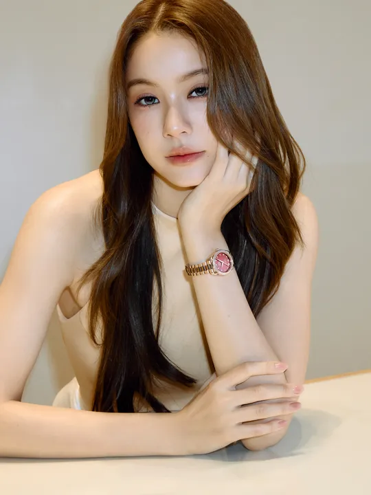 น้ำตาล ทิพนารี สวมนาฬิกา OMEGA Seamaster Aqua Terra 30mm