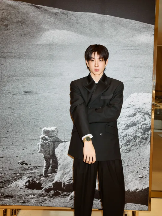 ออฟ จุมพล สวมนาฬิกา OMEGA Speedmaster Moonwatch Moonshine Gold