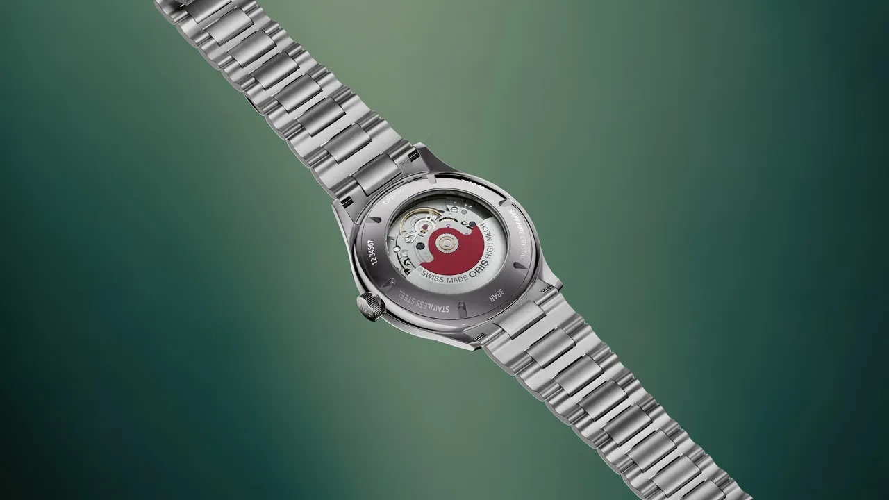 ORIS Artelier Date 2026 เรียบหรูอย่างโดดเด่น กลไก-ORIS-733-โรเตอร์สีแดง-ด้านหลังนาฬิกา