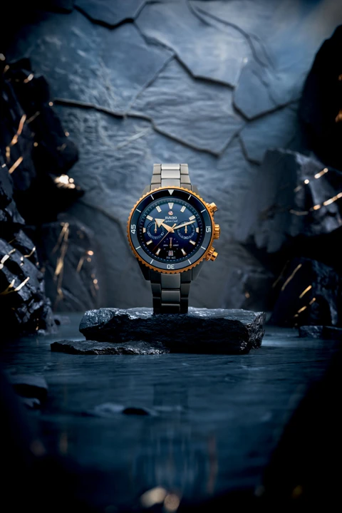 นาฬิกา Rado Captain Cook High-Tech Ceramic Chronograph หน้าปัดสีน้ำเงินและตัวเรือนเซรามิกสีเทา