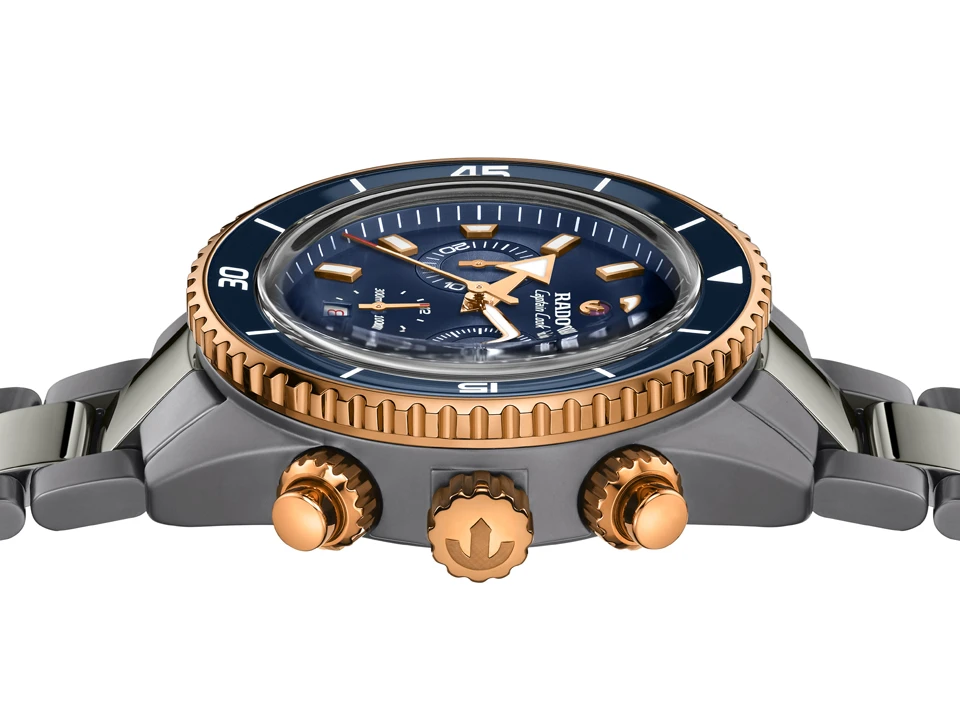 นาฬิกา Rado Captain Cook High-Tech Ceramic Chronograph หน้าปัดสีน้ำเงินและตัวเรือนเซรามิกสีเทา