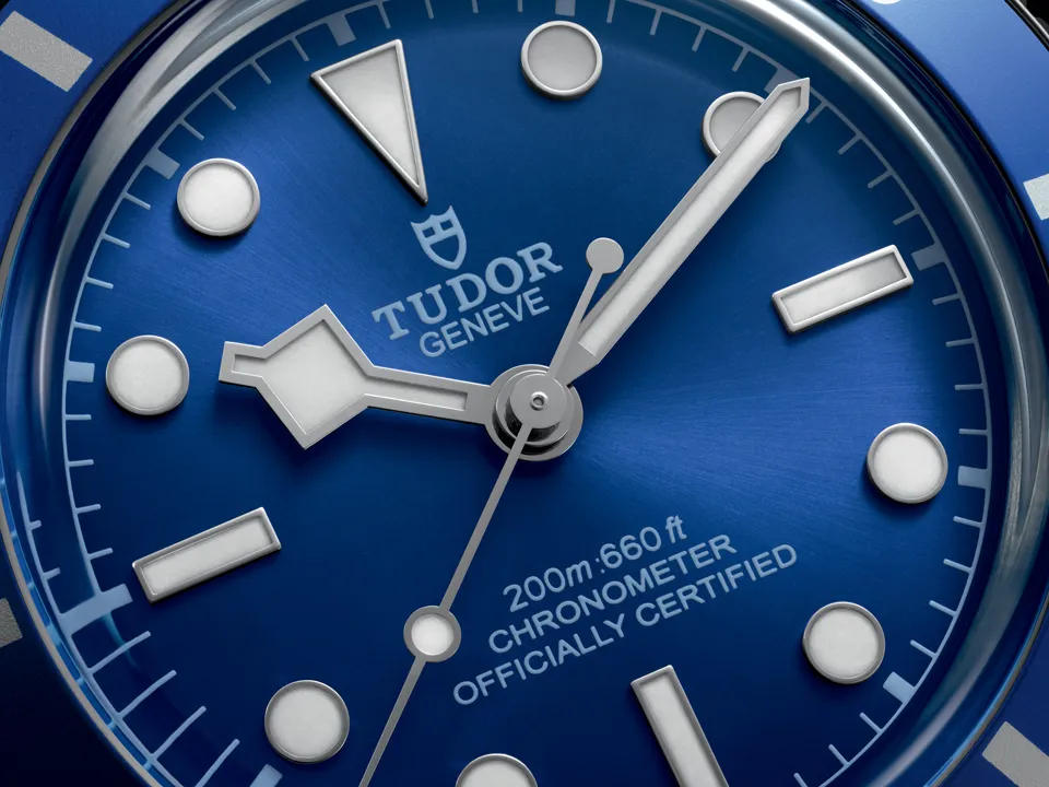หน้าปัดซันเรย์ นาฬิกา Tudor Black Bay 54 สีน้ำเงิน