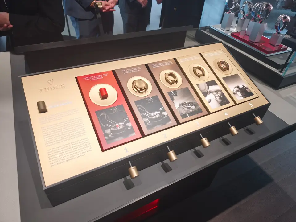 Tudor จับมิอ PMT The Hour Glass เปิดตัวคอลเล็กชั่น 2026 ณ บูติกใหม่ที่ศูนย์การค้าเกษรอัมรินทร์ บรรยากาศภายในบูติก Tudor ผนังจัดแสดง Tudor Pro Cycling Team และคอนเซ็ปต์บาร์