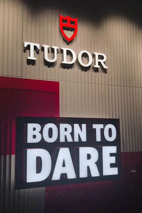 Tudor จับมิอ PMT The Hour Glass เปิดตัวคอลเล็กชั่น 2026 ณ บูติกใหม่ที่ศูนย์การค้าเกษรอัมรินทร์ หน้าฟาสาดบูติก Tudor เกษรอัมรินทร์ ดีไซน์เข็มทรง Snowflake โทนสีดำแดงขาว