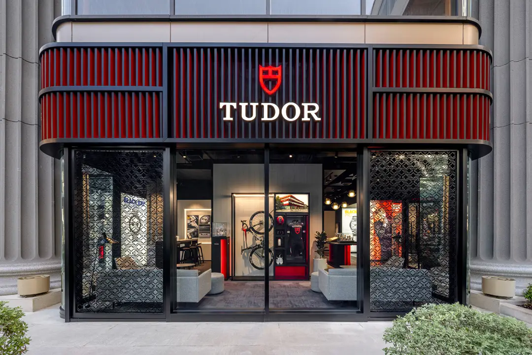 Tudor จับมิอ PMT The Hour Glass เปิดตัวคอลเล็กชั่น 2026 ณ บูติกใหม่ที่ศูนย์การค้าเกษรอัมรินทร์ หน้าฟาสาดบูติก Tudor เกษรอัมรินทร์ ดีไซน์เข็มทรง Snowflake โทนสีดำแดงขาว