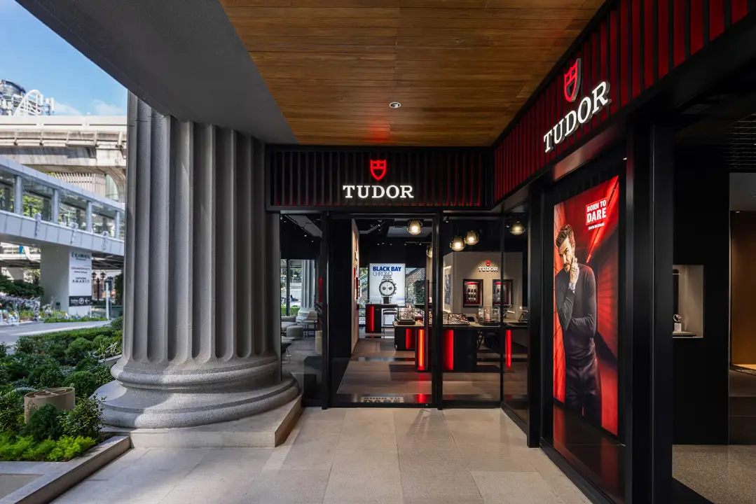 Tudor จับมิอ PMT The Hour Glass เปิดตัวคอลเล็กชั่น 2026 ณ บูติกใหม่ที่ศูนย์การค้าเกษรอัมรินทร์ หน้าฟาสาดบูติก Tudor เกษรอัมรินทร์ ดีไซน์เข็มทรง Snowflake โทนสีดำแดงขาว
