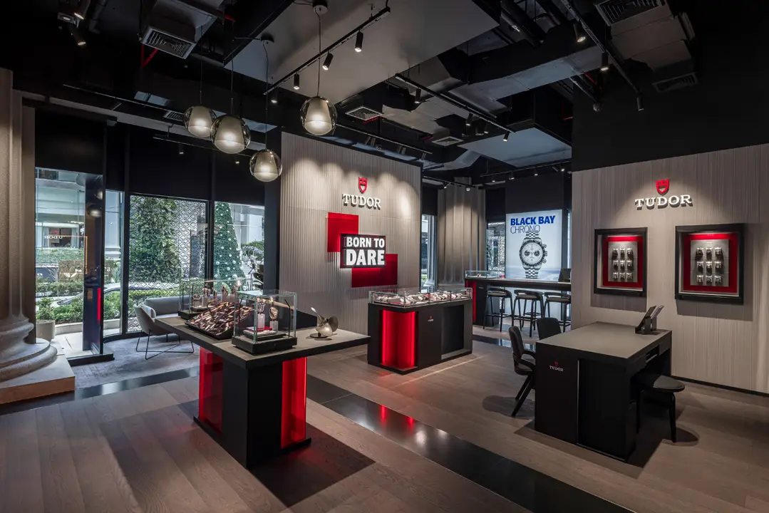 Tudor จับมิอ PMT The Hour Glass เปิดตัวคอลเล็กชั่น 2026 ณ บูติกใหม่ที่ศูนย์การค้าเกษรอัมรินทร์ บรรยากาศภายในบูติก Tudor ผนังจัดแสดง Tudor Pro Cycling Team และคอนเซ็ปต์บาร์