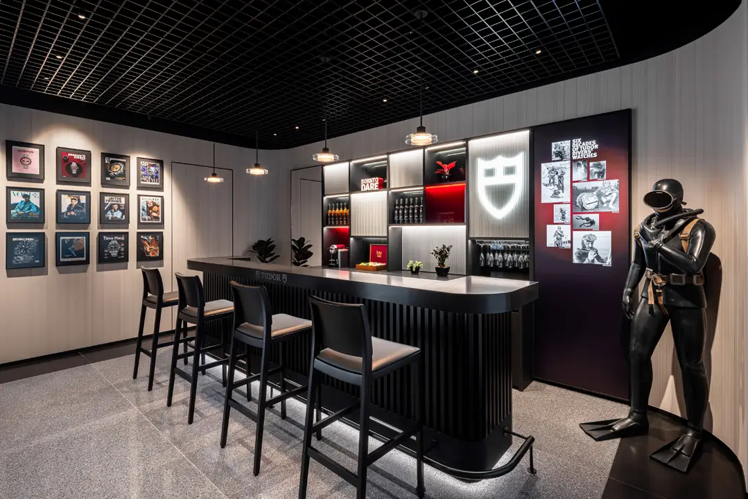 Tudor จับมิอ PMT The Hour Glass เปิดตัวคอลเล็กชั่น 2026 ณ บูติกใหม่ที่ศูนย์การค้าเกษรอัมรินทร์ บรรยากาศภายในบูติก Tudor ผนังจัดแสดง Tudor Pro Cycling Team และคอนเซ็ปต์บาร์
