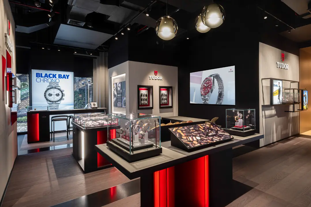 Tudor จับมิอ PMT The Hour Glass เปิดตัวคอลเล็กชั่น 2026 ณ บูติกใหม่ที่ศูนย์การค้าเกษรอัมรินทร์ บรรยากาศภายในบูติก Tudor ผนังจัดแสดง Tudor Pro Cycling Team และคอนเซ็ปต์บาร์