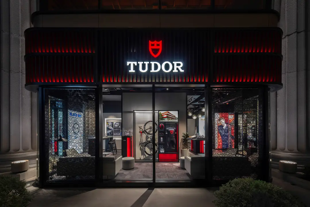 Tudor จับมิอ PMT The Hour Glass เปิดตัวคอลเล็กชั่น 2026 ณ บูติกใหม่ที่ศูนย์การค้าเกษรอัมรินทร์ หน้าฟาสาดบูติก Tudor เกษรอัมรินทร์ ดีไซน์เข็มทรง Snowflake โทนสีดำแดงขาว