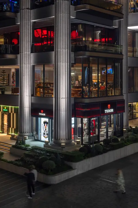 Tudor จับมิอ PMT The Hour Glass เปิดตัวคอลเล็กชั่น 2026 ณ บูติกใหม่ที่ศูนย์การค้าเกษรอัมรินทร์ หน้าฟาสาดบูติก Tudor เกษรอัมรินทร์ ดีไซน์เข็มทรง Snowflake โทนสีดำแดงขาว