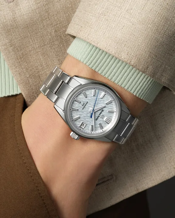 นาฬิกา Grand Seiko Spring Drive U.F.A. รุ่น SLGB003 หน้าปัดสีฟ้าประกายเงิน ลวดลายป่าน้ำแข็ง Kirigamine ผู้ชนะรางวัล Red Dot Design Award 2026