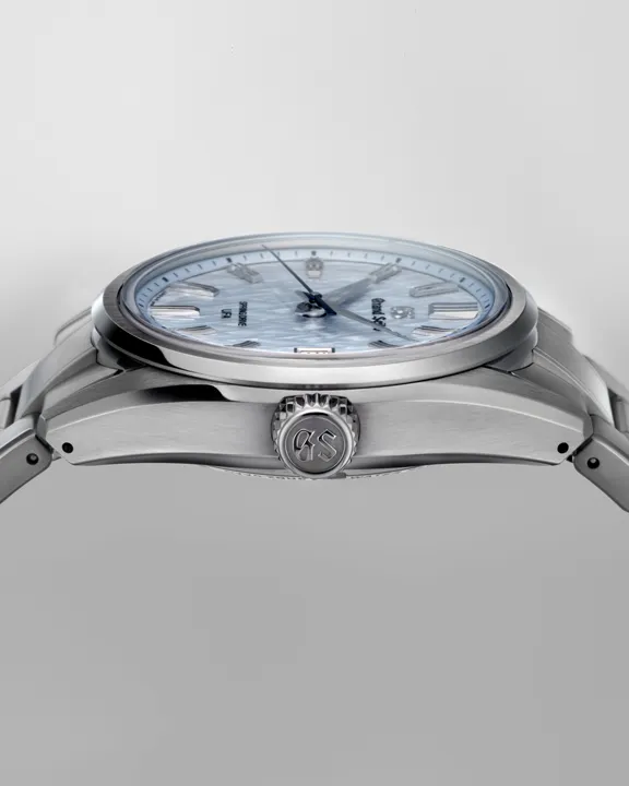 นาฬิกา Grand Seiko Spring Drive U.F.A. รุ่น SLGB003 หน้าปัดสีฟ้าประกายเงิน ลวดลายป่าน้ำแข็ง Kirigamine ผู้ชนะรางวัล Red Dot Design Award 2026