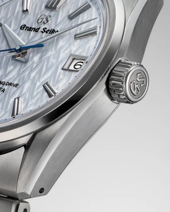 นาฬิกา Grand Seiko Spring Drive U.F.A. รุ่น SLGB003 หน้าปัดสีฟ้าประกายเงิน ลวดลายป่าน้ำแข็ง Kirigamine ผู้ชนะรางวัล Red Dot Design Award 2026