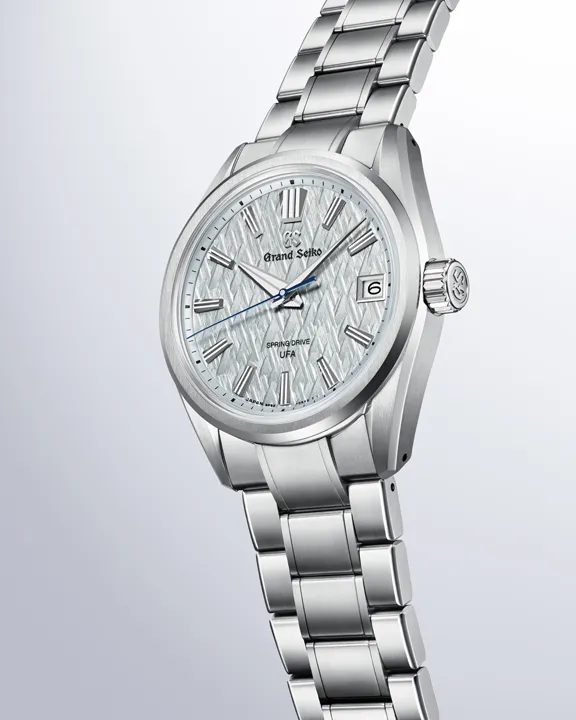 นาฬิกา Grand Seiko Spring Drive U.F.A. รุ่น SLGB003 หน้าปัดสีฟ้าประกายเงิน ลวดลายป่าน้ำแข็ง Kirigamine ผู้ชนะรางวัล Red Dot Design Award 2026