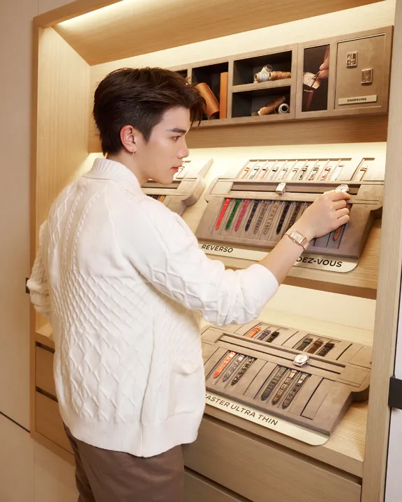 Calibre Wall จัดแสดงชิ้นส่วนกลไกนาฬิกาภายในบูติก Jaeger-LeCoultre