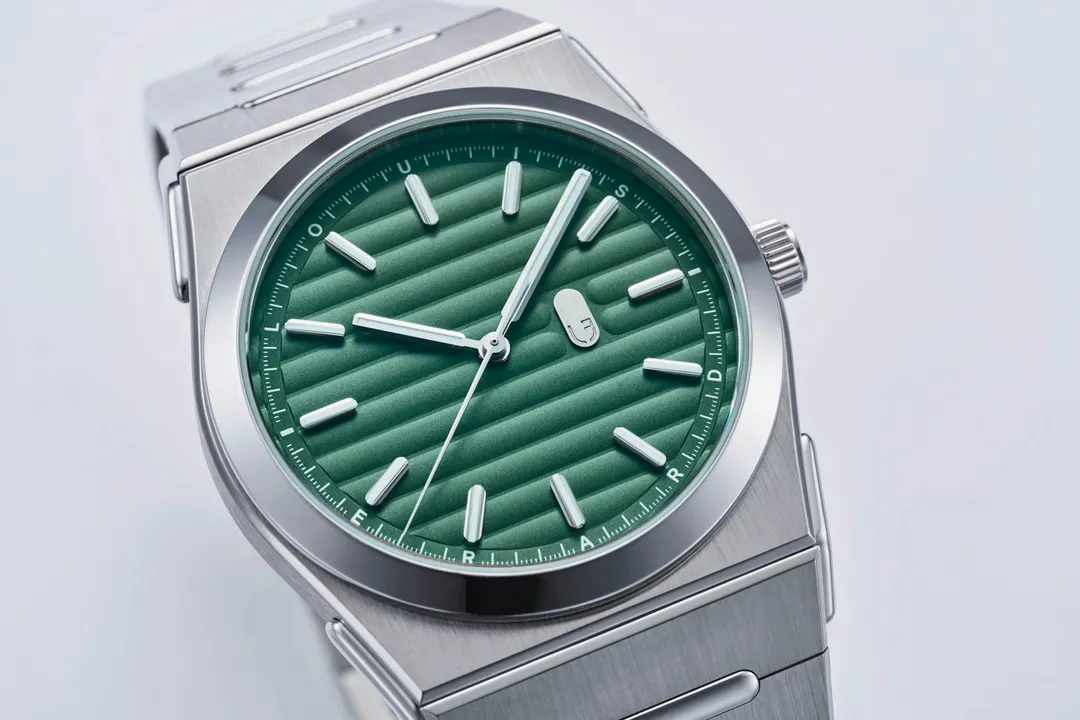 Louis Erard 2340 เพิ่ม 2 สีใหม่รับซัมเมอร์ นาฬิกา Louis Erard 2340 หน้าปัดสีสีเขียว และ Forest สาย Integrated Bracelet