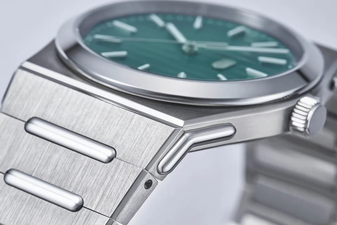 Louis Erard 2340 เพิ่ม 2 สีใหม่รับซัมเมอร์ นาฬิกา Louis Erard 2340 หน้าปัดสีสีเขียว และ Forest สาย Integrated Bracelet