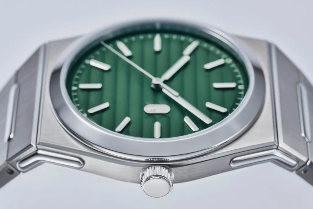 Louis Erard 2340 เพิ่ม 2 สีใหม่รับซัมเมอร์ นาฬิกา Louis Erard 2340 หน้าปัดสีสีเขียว และ Forest สาย Integrated Bracelet