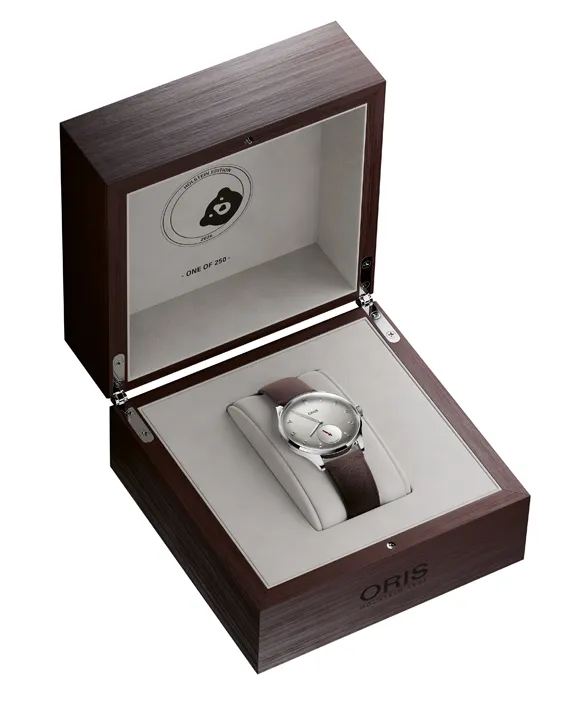 ORIS Hölstein Edition 2026 ความพิเศษบนตัวเรือน Artelier แพ็คเกจ นาฬิกา ORIS Hölstein Edition 2026 หน้าปัดสีเทาพร้อมเข็มวินาทีแยกสีแดงและฝาหลังลาย ORIS Bear เลเซอร์เอฟเฟกต์กระจกเงา