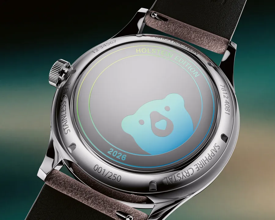 ORIS Hölstein Edition 2026 ความพิเศษบนตัวเรือน Artelier ฝาหลัง นาฬิกา ORIS Hölstein Edition 2026 หน้าปัดสีเทาพร้อมเข็มวินาทีแยกสีแดงและฝาหลังลาย ORIS Bear เลเซอร์เอฟเฟกต์กระจกเงา