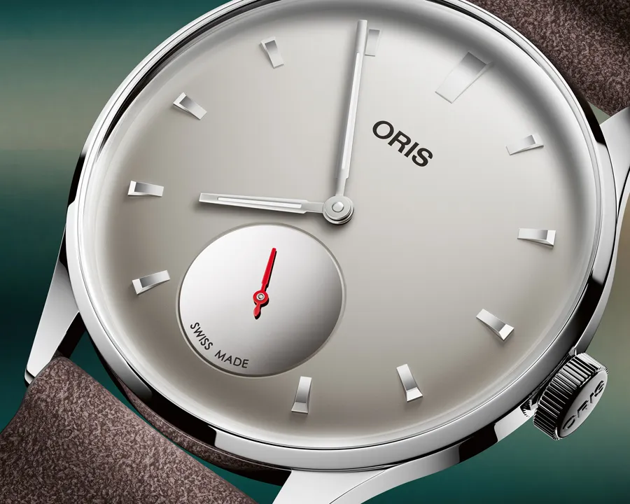 ORIS Hölstein Edition 2026 ความพิเศษบนตัวเรือน Artelier นาฬิกา ORIS Hölstein Edition 2026 หน้าปัดสีเทาพร้อมเข็มวินาทีแยกสีแดงและฝาหลังลาย ORIS Bear เลเซอร์เอฟเฟกต์กระจกเงา