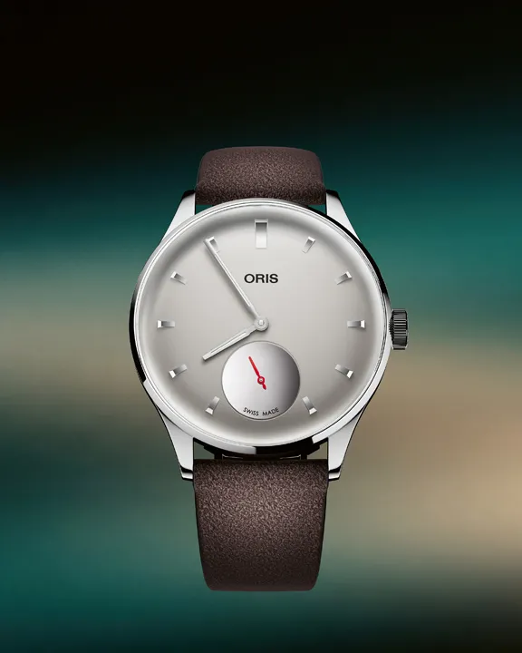 ORIS Hölstein Edition 2026 ความพิเศษบนตัวเรือน Artelier นาฬิกา ORIS Hölstein Edition 2026 หน้าปัดสีเทาพร้อมเข็มวินาทีแยกสีแดงและฝาหลังลาย ORIS Bear เลเซอร์เอฟเฟกต์กระจกเงา