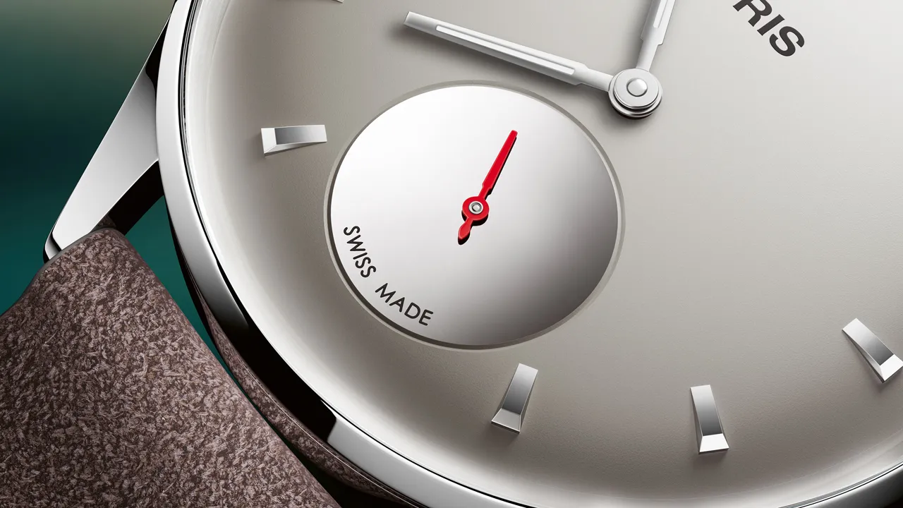 ORIS Hölstein Edition 2026 ความพิเศษบนตัวเรือน Artelier หน้าปัด นาฬิกา ORIS Hölstein Edition 2026 หน้าปัดสีเทาพร้อมเข็มวินาทีแยกสีแดงและฝาหลังลาย ORIS Bear เลเซอร์เอฟเฟกต์กระจกเงา