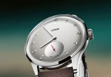 นาฬิกา ORIS Hölstein Edition 2026 หน้าปัดสีเทาพร้อมเข็มวินาทีแยกสีแดงและฝาหลังลาย ORIS Bear เลเซอร์เอฟเฟกต์กระจกเงา