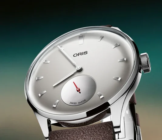 นาฬิกา ORIS Hölstein Edition 2026 หน้าปัดสีเทาพร้อมเข็มวินาทีแยกสีแดงและฝาหลังลาย ORIS Bear เลเซอร์เอฟเฟกต์กระจกเงา