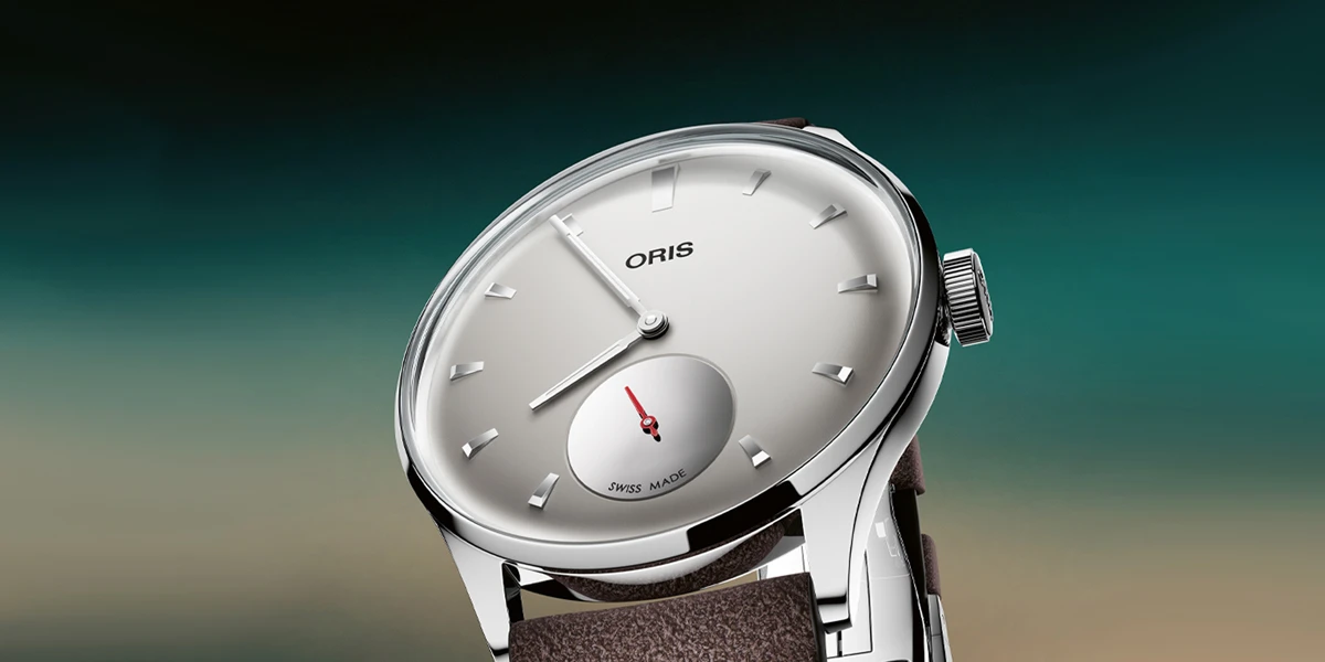 ORIS Hölstein Edition 2026 ความพิเศษบนตัวเรือน Artelier นาฬิกา ORIS Hölstein Edition 2026 หน้าปัดสีเทาพร้อมเข็มวินาทีแยกสีแดงและฝาหลังลาย ORIS Bear เลเซอร์เอฟเฟกต์กระจกเงา