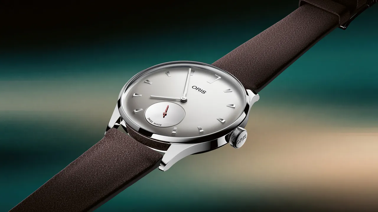 ORIS Hölstein Edition 2026 ความพิเศษบนตัวเรือน Artelier นาฬิกา ORIS Hölstein Edition 2026 หน้าปัดสีเทาพร้อมเข็มวินาทีแยกสีแดงและฝาหลังลาย ORIS Bear เลเซอร์เอฟเฟกต์กระจกเงา