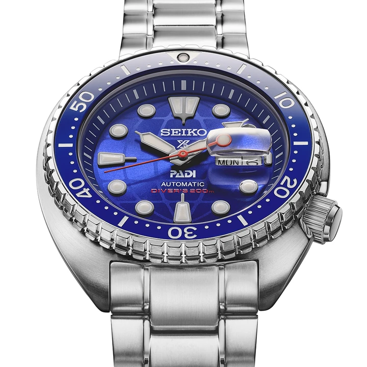 Seiko Prospex PADI 60th Anniversary Limited Edition (HBB002) ความพิเศษฉลอง 60 ปี PADI นาฬิกาดำน้ำ Seiko Prospex PADI 60th Anniversary Limited Edition รหัส HBB002 ตัวเรือน King Turtle หน้าปัดลายลูกโลกสีน้ำเงินตัดขอบแดง
