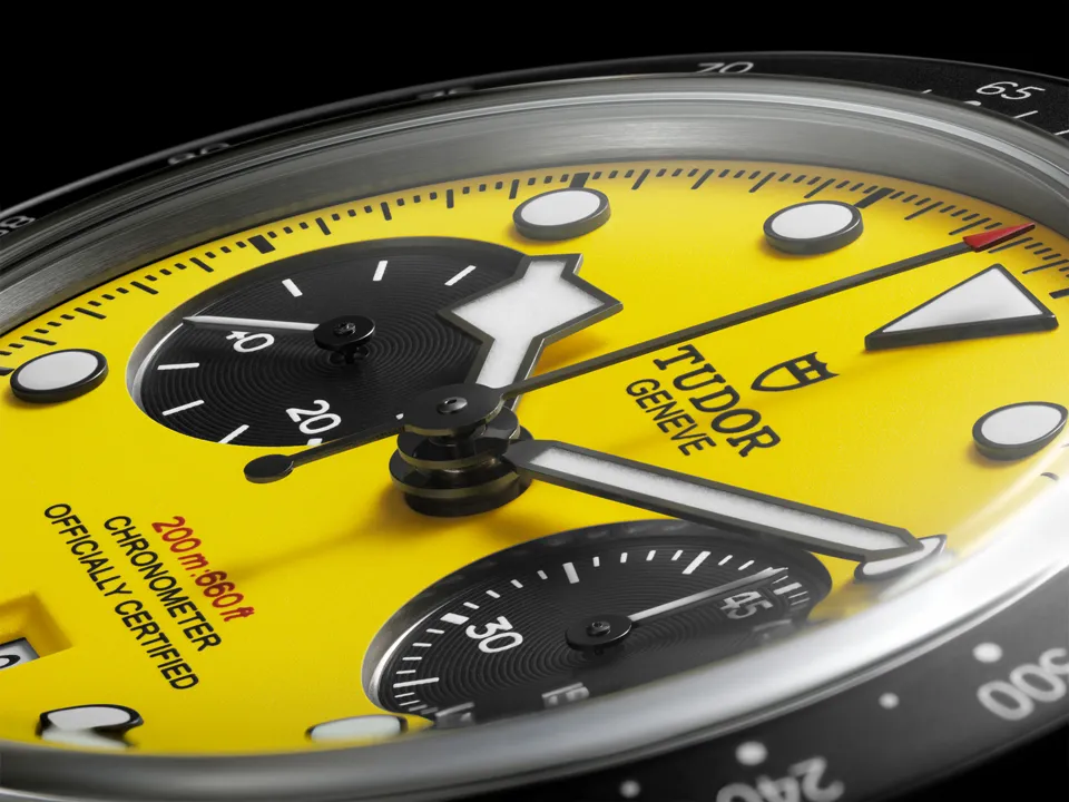 นาฬิกาโครโนกราฟ Tudor Black Bay Chrono 39 Bumblebee รหัส m79310n-0001 หน้าปัดสีเหลืองสดตัดหน้าปัดย่อยสีดำ ตัวเรือนสเตนเลสสตีลขนาด 39 มิลลิเมตร