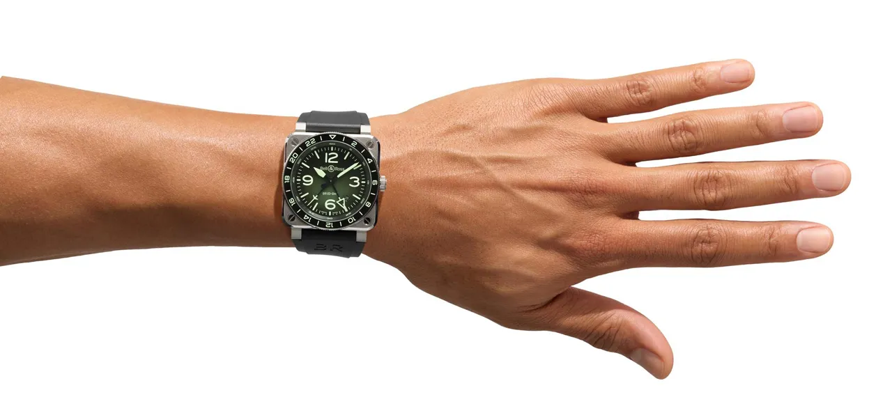 Bell and Ross BR03 GMT Green Lum สวยสปอร์ตบนกลิ่นอายแสงเหนือ นาฬิกา Bell & Ross BR03 GMT Green Lum ตัวเรือนสตีล 42 มม.