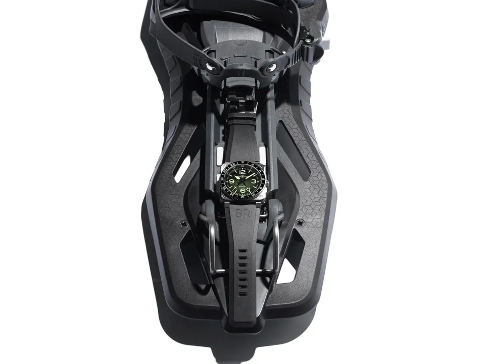 Bell and Ross BR03 GMT Green Lum สวยสปอร์ตบนกลิ่นอายแสงเหนือ นาฬิกา Bell & Ross BR03 GMT Green Lum ตัวเรือนสตีล 42 มม.