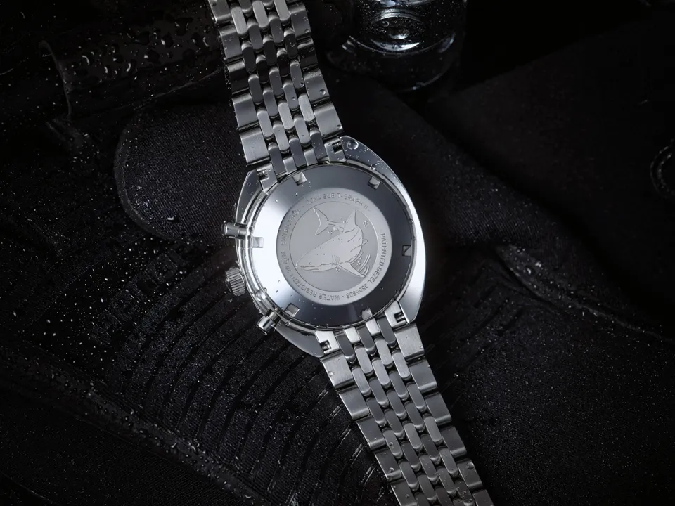 Doxa SUB T.Graph II ‘Great White’ แรงบันดาลใจจากฉลามขาว ผลิตแค่ 100 เรือน ฝาหลังสลักรูปฉลามขาว Great White ของนาฬิกา Doxa SUB T.Graph II