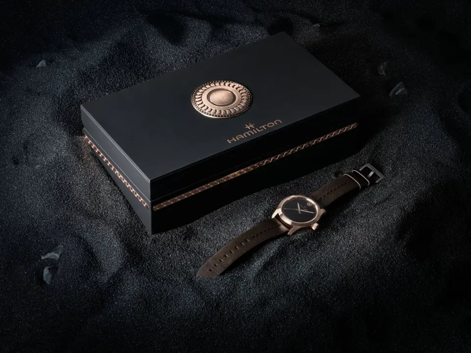 กล่องนาฬิกา Hamilton Khaki Field Odyssey พร้อมเข็มกลัดเทพี Athena และฝาหลังไทเทเนียม