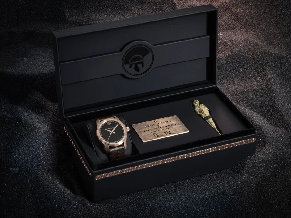 กล่องนาฬิกา Hamilton Khaki Field Odyssey พร้อมเข็มกลัดเทพี Athena และฝาหลังไทเทเนียม