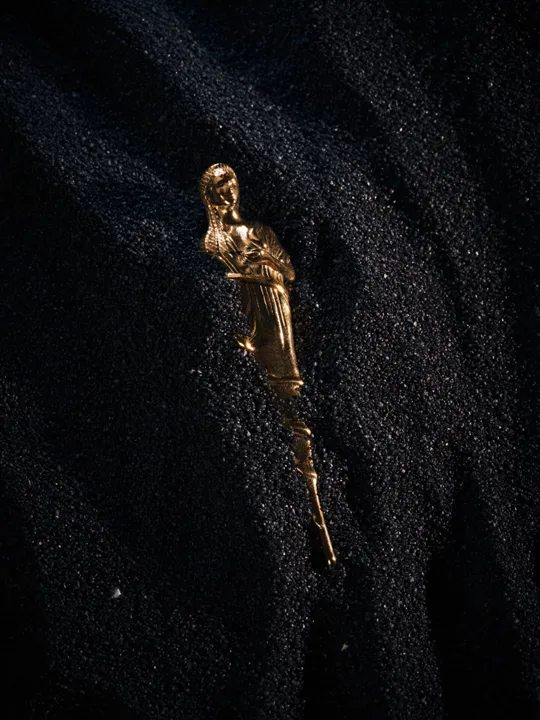 รายละเอียดหน้าปัดและเข็มนาฬิกาสีบรอนซ์ดีไซน์ดาบ Odysseus ของ Hamilton The Odyssey