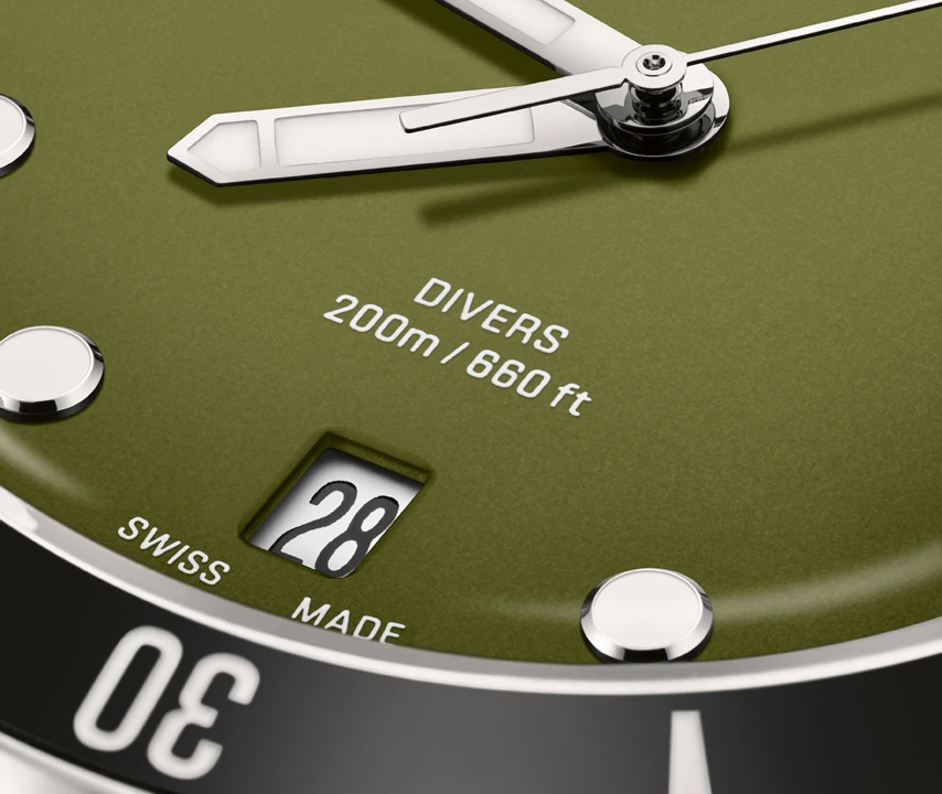 ORIS Divers Date Green Olive Dial แรงบันดาลใจจาก Military Tool นาฬิกา ORIS Divers Date Green Olive Dial ขนาด 39 มิลลิเมตร หน้าปัดสีเขียวทหารพร้อมขอบเซรามิกสีดำ