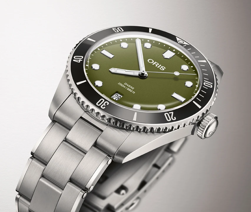 ORIS Divers Date Green Olive Dial แรงบันดาลใจจาก Military Tool นาฬิกา ORIS Divers Date Green Olive Dial ขนาด 39 มิลลิเมตร หน้าปัดสีเขียวทหารพร้อมขอบเซรามิกสีดำ