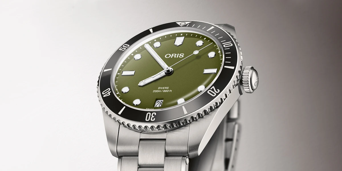 ORIS Divers Date Green Olive Dial แรงบันดาลใจจาก Military Tool นาฬิกา ORIS Divers Date Green Olive Dial ขนาด 39 มิลลิเมตร หน้าปัดสีเขียวทหารพร้อมขอบเซรามิกสีดำ
