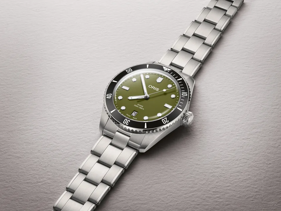 ORIS Divers Date Green Olive Dial แรงบันดาลใจจาก Military Tool นาฬิกา ORIS Divers Date Green Olive Dial ขนาด 39 มิลลิเมตร หน้าปัดสีเขียวทหารพร้อมขอบเซรามิกสีดำ