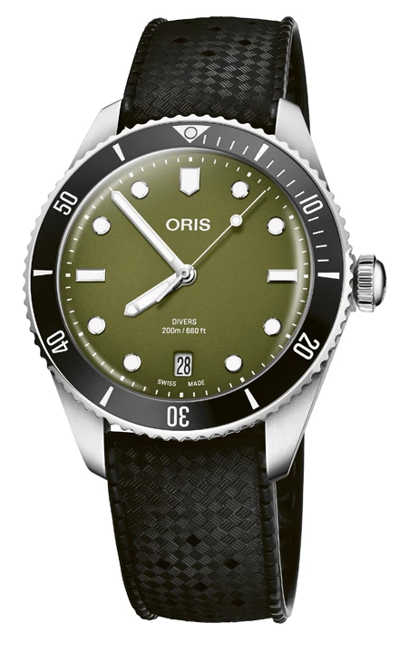 ORIS Divers Date Green Olive Dial แรงบันดาลใจจาก Military Tool นาฬิกา ORIS Divers Date Green Olive Dial ขนาด 39 มิลลิเมตร หน้าปัดสีเขียวทหารพร้อมขอบเซรามิกสีดำ