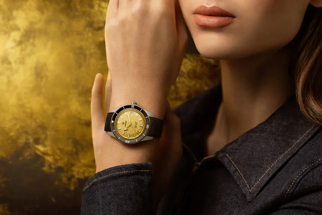 Rado Captain Cook 39mm. เผยโฉมหน้าปัดสีใหม่ นาฬิกา Rado Captain Cook 39mm หน้าปัดสีทอง Grained ขอบเซรามิกสีดำ สายสตีล Ref. R32223258