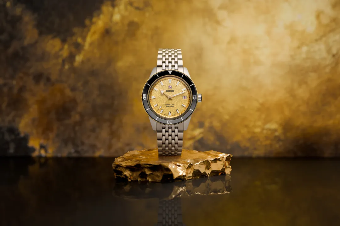 Rado Captain Cook 39mm. เผยโฉมหน้าปัดสีใหม่ นาฬิกา Rado Captain Cook 39mm หน้าปัดสีทอง Grained ขอบเซรามิกสีดำ สายสตีล Ref. R32223258